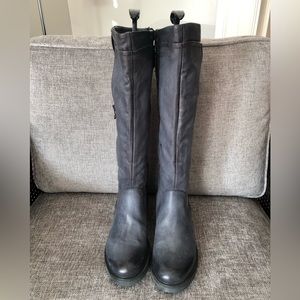 Blue/gray leather lined winter boots. Beautiful denim colour. Size 6 1/2.